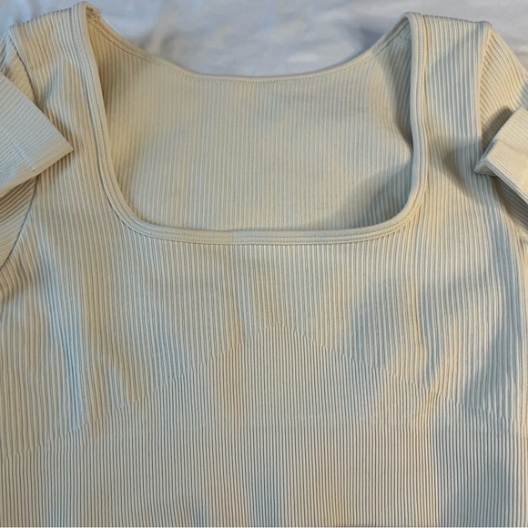 OQQ Ribbed Seamless Long Sleeve Cream Ribbed Crop Top Women’s Medium - Picture 2 of 4